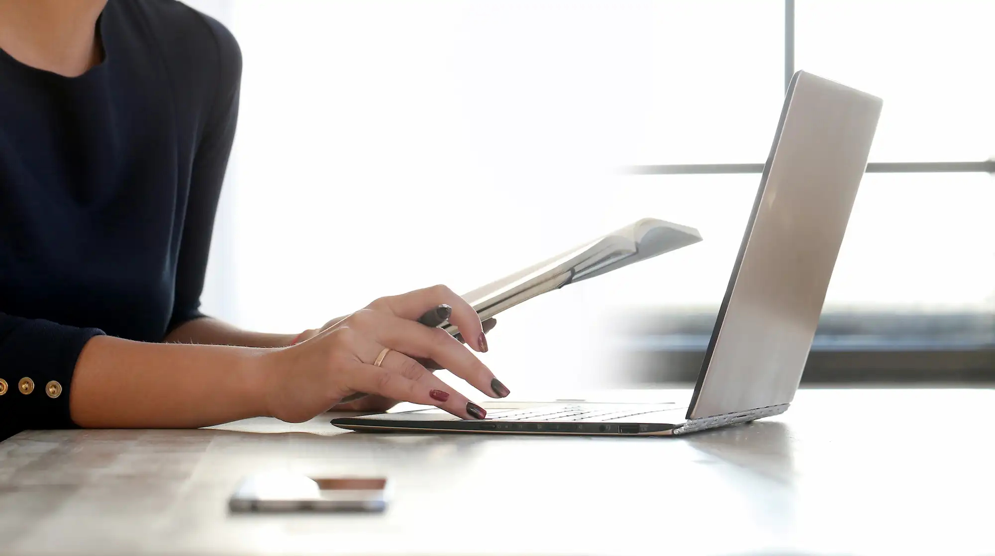 laptop-ile-tez-yazan-kiz-ogrenci
